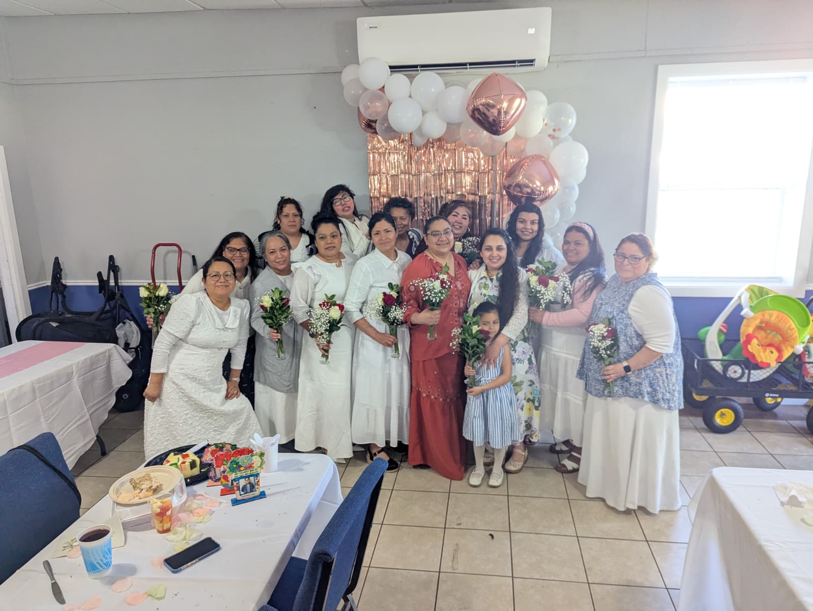 Mujeres de la iglesia del evangelio de Cristo reunidos